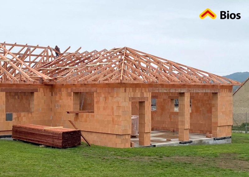 Montáž příhradových vazníků na členitou valbovou střechu